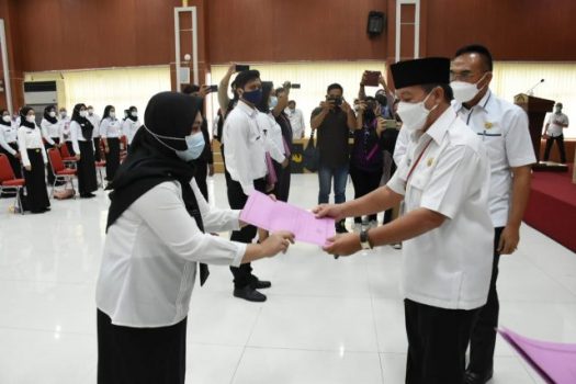 Serahkan SK kepada 341 CPNS, Ini Pesan Walikota Herman HN