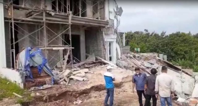 Dua Unit Rumah di Citraland Bandarlampung Ambruk karena Longsor