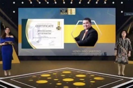 Hendi Prio Santoso meraih penghargaan CEO Terbaik Dalam Ajang Top BUMN Award 2020