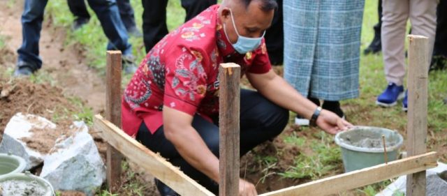 Bupati Lamsel Lakukan Peletakan Batu Pertama Pembangunan Kantor Desa Sabah Balau