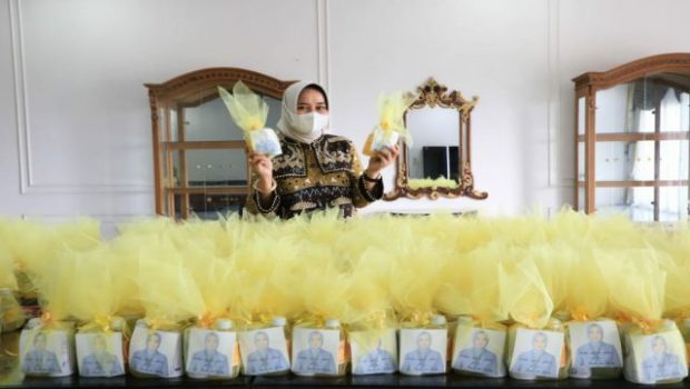 Ketua TP PKK Lampung Bagikan Minuman Sehat untuk Tenaga Medis Rumah Sakit