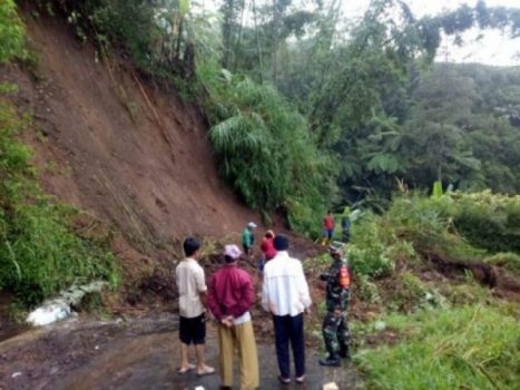 Tanah Longsor Memutus Akses Wisata Panyaweuyan Majalengka