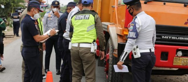 Dishub Lamsel Pergoki Sembilan Kendaraan Over Dimensi