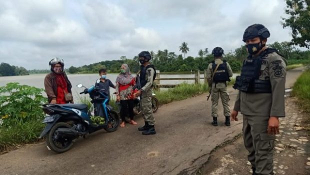 Brimob Kompi 2 Batalyon B Pelopor Polda Lampung Patroli di Daerah Rawan Banjir