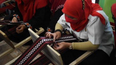 Ibu-Ibu Warga Kecamatan Sukabumi Ikuti Pelatihan Buat Sulam Usus dan Sulam Tapis