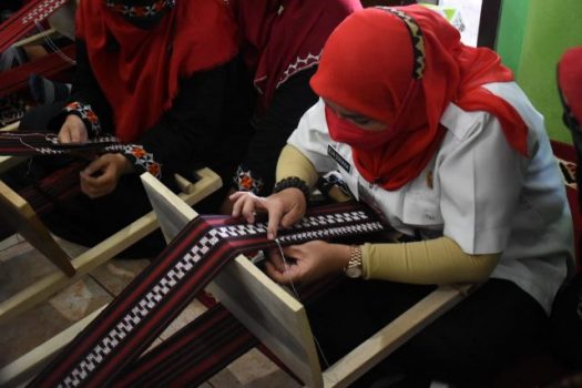 Ibu-Ibu Warga Kecamatan Sukabumi Ikuti Pelatihan Buat Sulam Usus dan Sulam Tapis