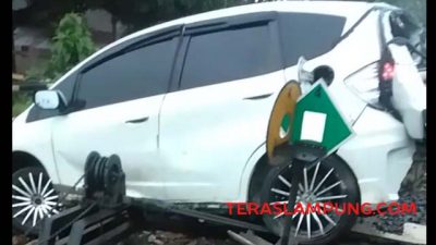 Satu Tewas, Ini Penyebab Tabrakan Kereta Api Vs Honda Jazz di Desa Blambangan Lampung Utara