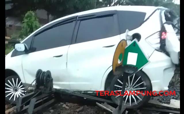 Satu Tewas, Ini Penyebab Tabrakan Kereta Api Vs Honda Jazz di Desa Blambangan Lampung Utara