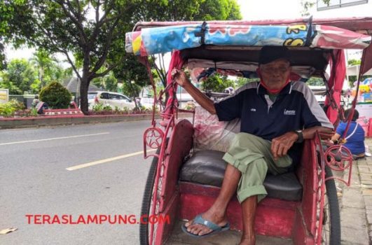 Kakek 90 Tahun dan Bercucu 15 Ini Masih Jadi Tukang Becak