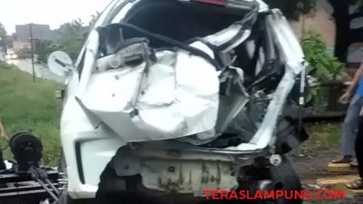 Honda Jazz Ditabrak Kereta Api di Blambangan Lampung Utara, Pengemudi Meninggal