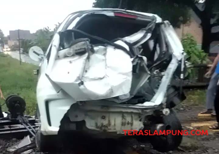Honda Jazz Ditabrak Kereta Api di Blambangan Lampung Utara, Pengemudi Meninggal