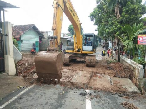 Ambrol Diterjang Banjir, Jembatan di Jalan Padjadjaran Bandarlampung Kini Bisa Dilalui Kendaraan