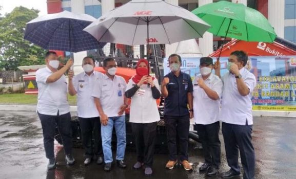 PTBA Serahkan Ekskavator Mini kepada Pemkot Bandarlampung