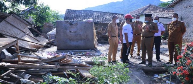 Bupati Lamsel Bantu Korban Rumah Roboh di Desa Pauh Tanjung Iman