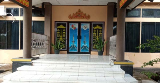 Jam Kerja Pukul 7.30, Tetapi Kantor Wakil Rakyat Lampura Pukul 8.11 Masih Tutup