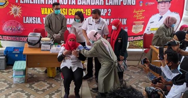 Walikota dan Wakil Walikota Bandarlampung Jalani Vaksinasi Covid-19