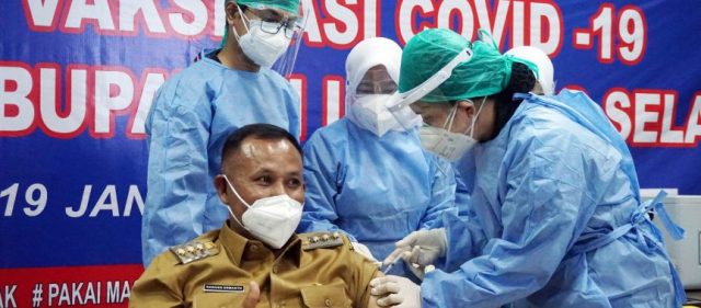 Bupati Nanang Ermanto Jalani Vaksinasi Covid-19 Dosis Pertama