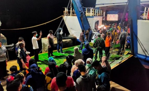 Sempat Hilang Kontak karena Cuaca Buruk, KMP Bontoharu Akhirnya Sandar di Selayar