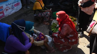 Eva Dwiana Bagikan Masker dan ‘Hand Sanitizer’ di Pasar Pasir Gintung