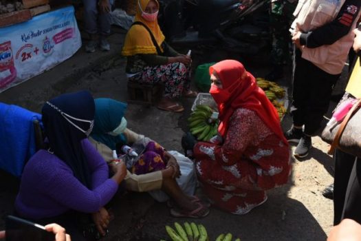 Eva Dwiana Bagikan Masker dan ‘Hand Sanitizer’ di Pasar Pasir Gintung