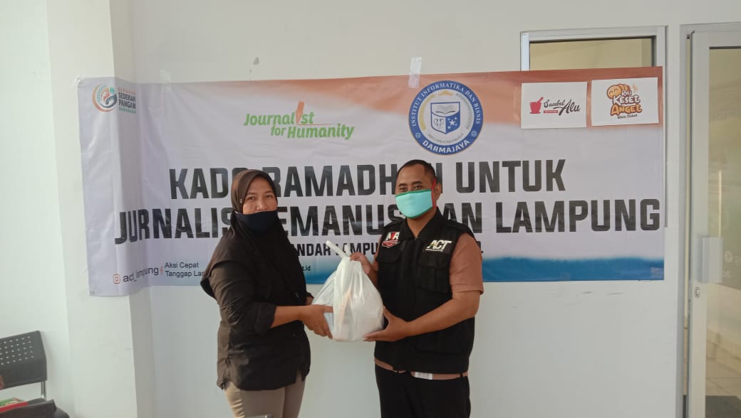 IIB Darmajaya – RM Sambel Alu – Roti Keset Anget Bagikan Kado Ramadan 