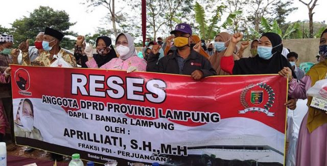 Apriliati Reses di Sukadanaham, Warga Keluhkan Jalan Curam