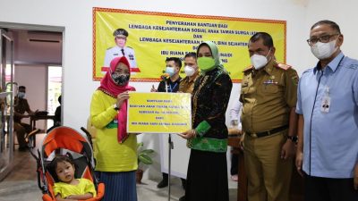 Ketua LKKS Provinsi Lampung Ibu Riana Sari Arinal Serahkan Bantuan kepada Lembaga Kesejahteraan Sosial Anak Taman Surga
