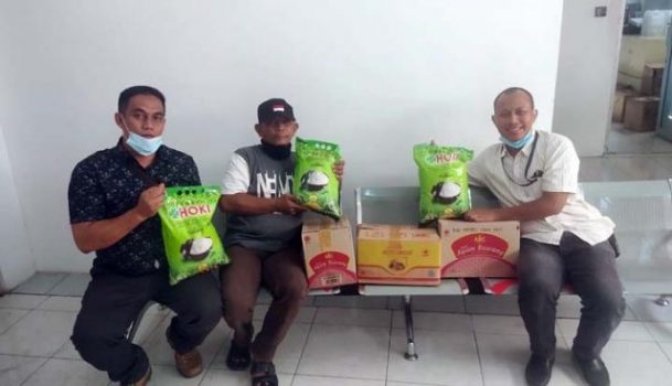 Simpur Center Serahkan Bantuan untuk Keluarga yang Terpapar Covid-19