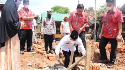 Walikota Metro Letakkan Batu Pertama Bedah Rumah di Yosomulyo