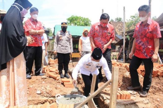 Walikota Metro Letakkan Batu Pertama Bedah Rumah di Yosomulyo