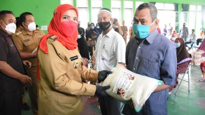 Walikota Bandarlampung Bagikan Beras untuk Warga di Lima Kecamatan