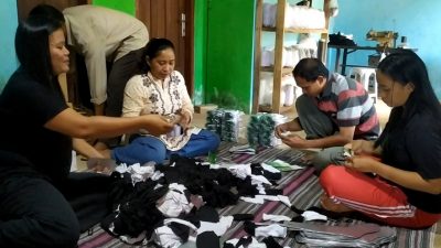 Cerita tentang Kaus Kaki ‘Made in’ Desa Sidomekar Lampung Selatan