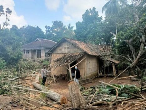 Diterjang Angin Puting Beliung, Sembilan Rumah di Desa Gunungraja Lampura Rusak Parah