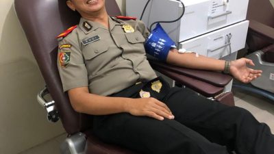 Kompol Edhie Pratama Bantu Sesama Dengan Donor Darah