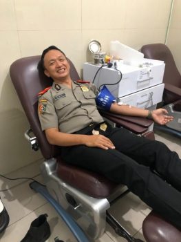 Kompol Edhie Pratama Bantu Sesama Dengan Donor Darah