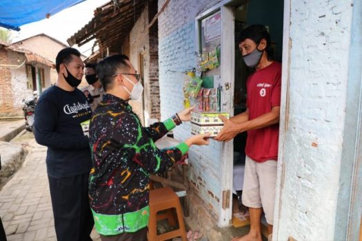 Hari ke-8 Ramadhan 1442, Ketua LKKS Ibu Riana Sari Arinal Bagikan Nasi Kotak untuk di Kuripan, Teluk Betung Barat