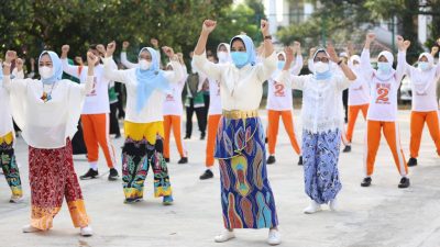 Ketua TP PKK Lampung Senam Bersama Para Guru SMPN 2 Bandarlampung