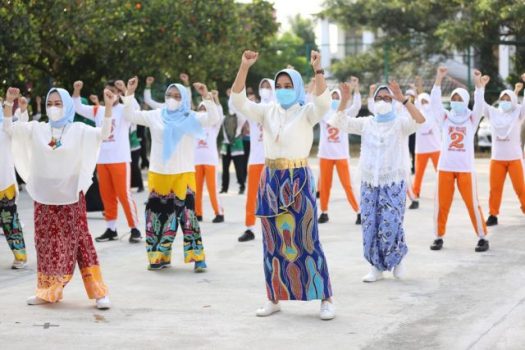 Ketua TP PKK Lampung Senam Bersama Para Guru SMPN 2 Bandarlampung