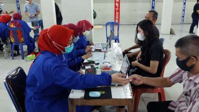 Pedagang dan Karyawan Simpur Center Menerima Suntikan Vaksin Covid-19
