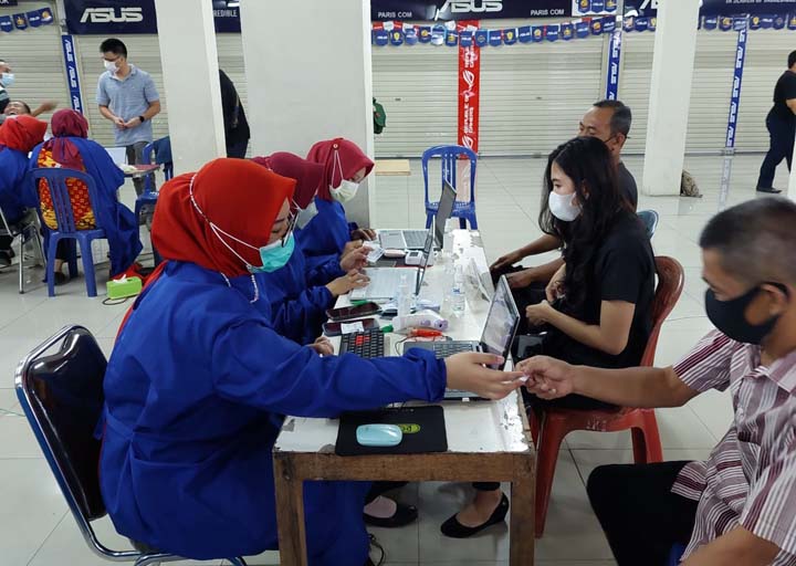 Pedagang dan Karyawan Simpur Center Menerima Suntikan Vaksin Covid-19