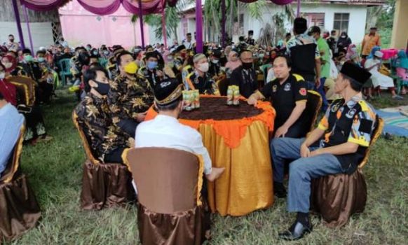 Ringankan Beban Masyarakat, GMBI Lampura Bagikan Paket Sembako