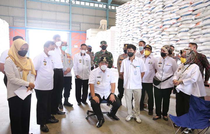 Jelang Hari Raya Idul Fitri 1442 H, Gubernur Lampung Cek Stok Beras di Gudang Bulog