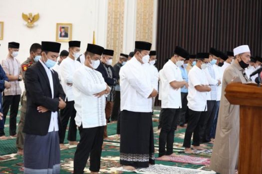 Gubernur Lampung Laksanakan Shalat Ied di Mahan Agung