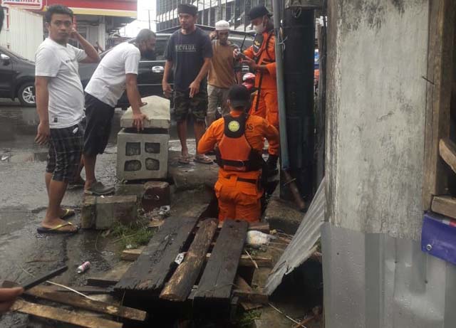 Bocah 4 Tahun Warga Kampung Sawah Lama Bandarlampung Hanyut Terseret Arus Air