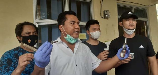 Wakil Direktur Reserse Kriminal Umum Polda Lampung, AKBP Adrian Indra Nurinta menunjukkan barang bukti yang disita dari pelaku begal Alm, warga Lampung Timur, Selasa (25/5/2021).