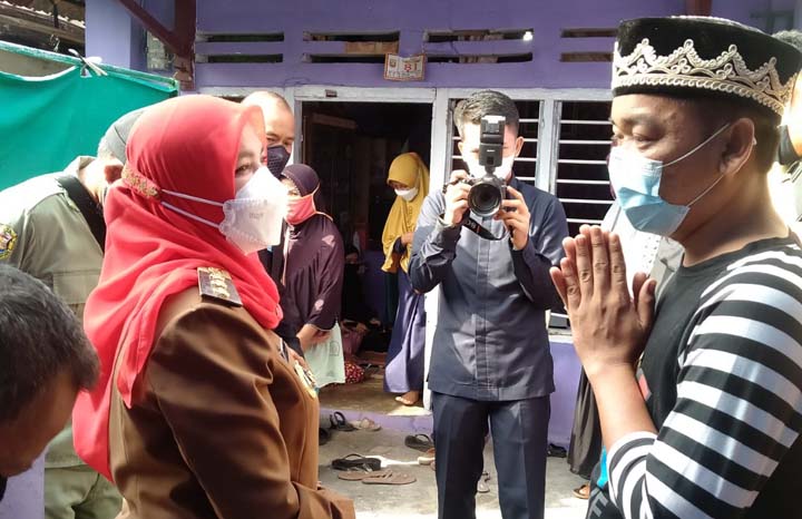 Walikota Eva Dwiana Sambangi Rumah Keluarga Anak Korban Hanyut