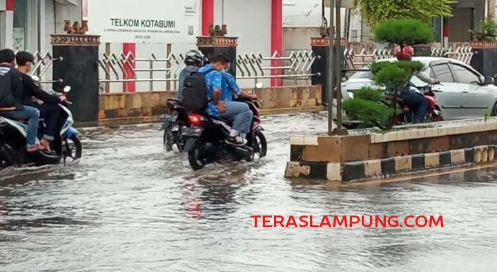 Pemkab Lampung Utara Lamban Atasi Genangan Air Tinggi di depan Kantor Telkom