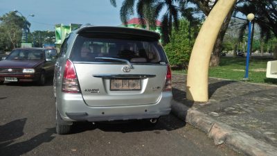 Mobil Toyota Innova Tak Bertuan di Islamic Center Kotabumi Gegerkan Warga