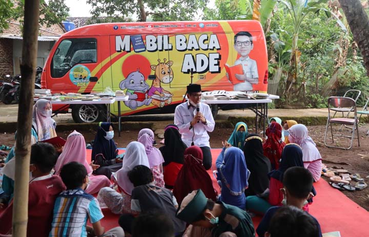 Ade Utami Resmikan Maskot Mobil Baca di Hari Pendidikan Nasional