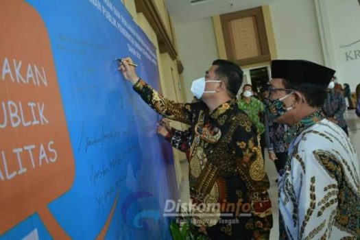 Bupati Lamteng Tanda Tangani Komitmen dan Penyelenggaraan Pelayanan Publik Pemerintah Daerah